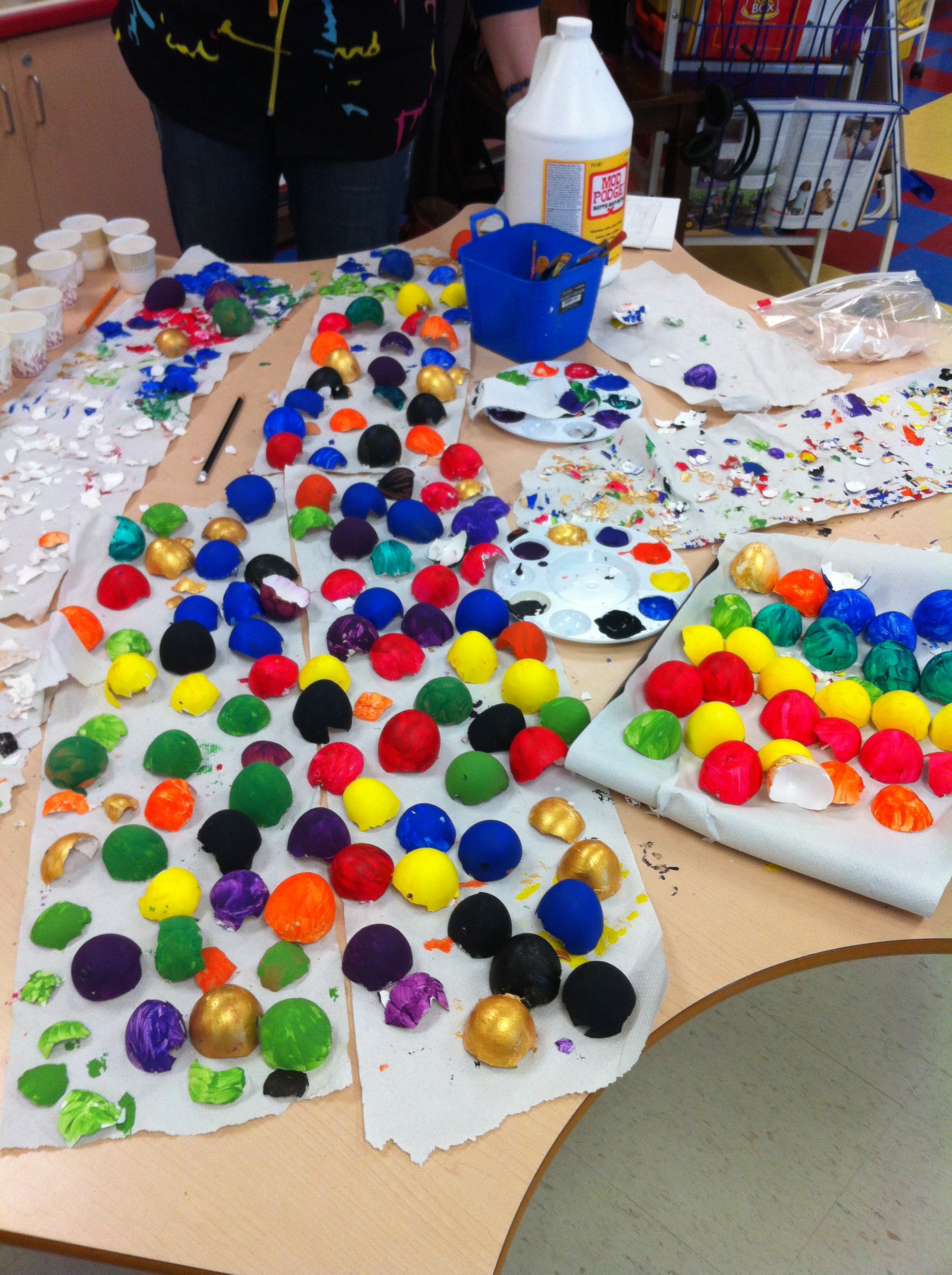 egg shell mosaic-classroom decorating ideas